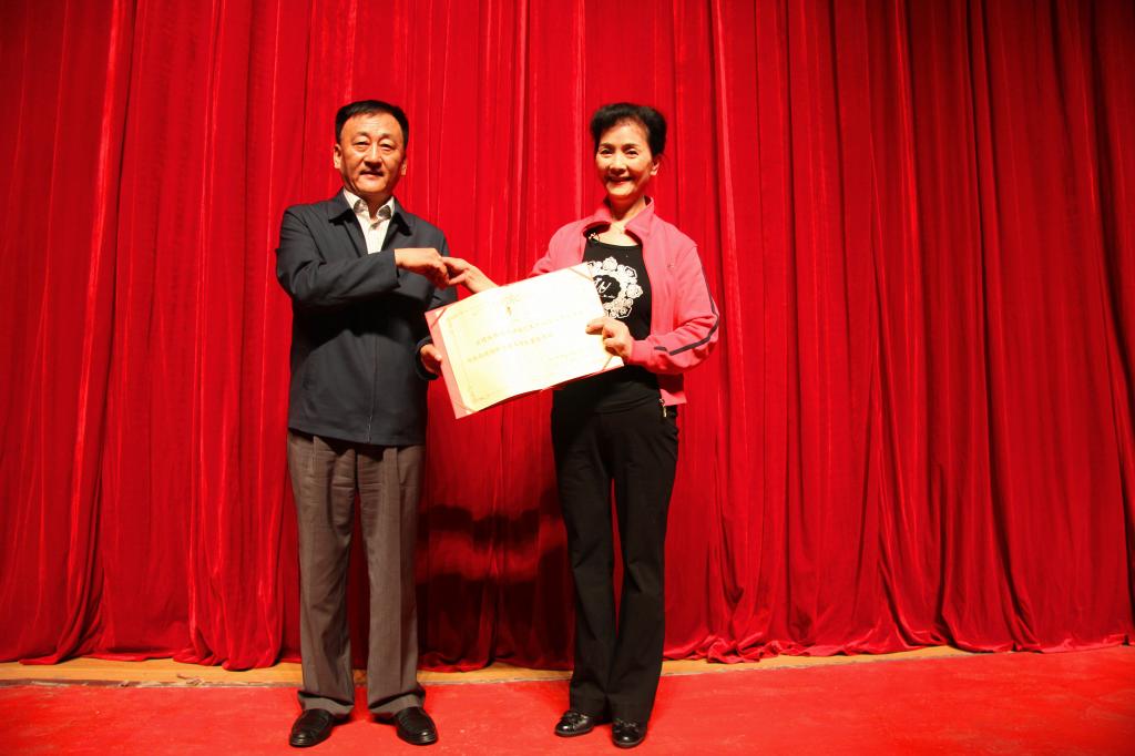 院长阎平向刘远院长颁发聘书