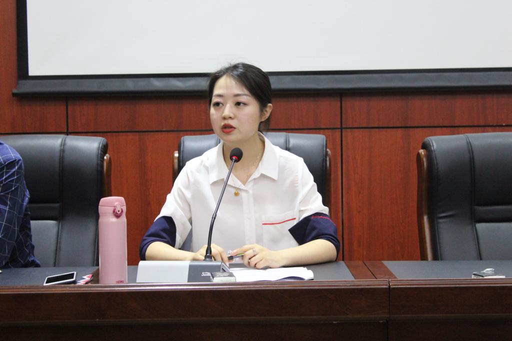 王炅、瞿永强为大家演示“pu”口袋系统操作流程