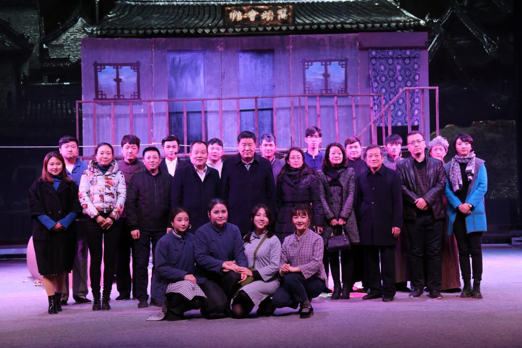 两院领导与演职人员合影留念