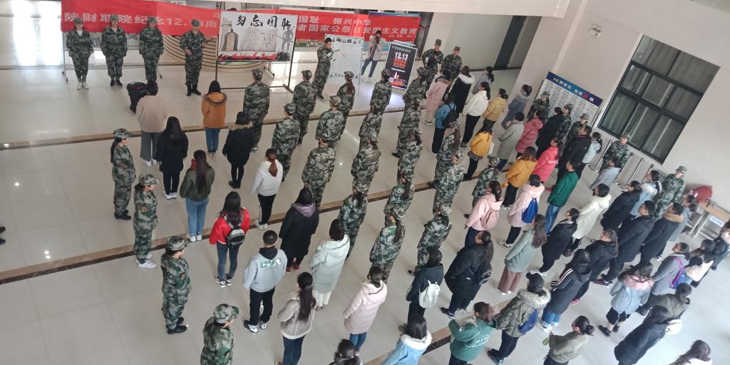 纪念“南京大屠杀”图片展活动现场