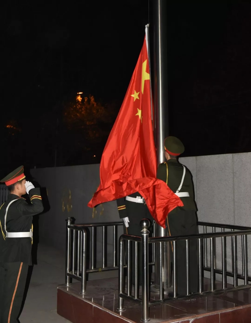 “国旗下的爱国主义教育”升旗仪式活动现场