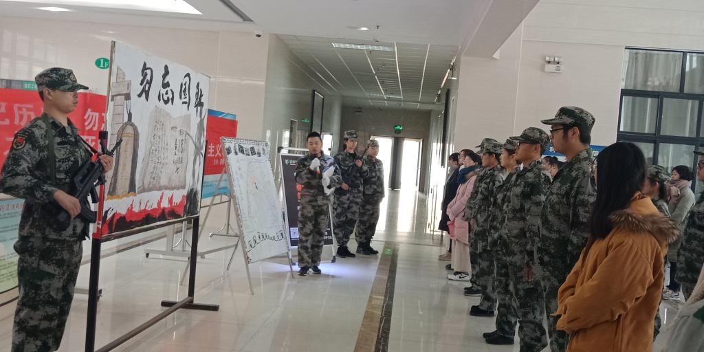 纪念“南京大屠杀”图片展活动现场