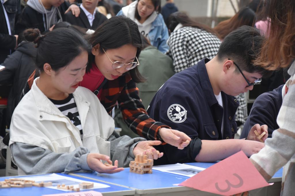 参赛队员们研究着鲁班锁