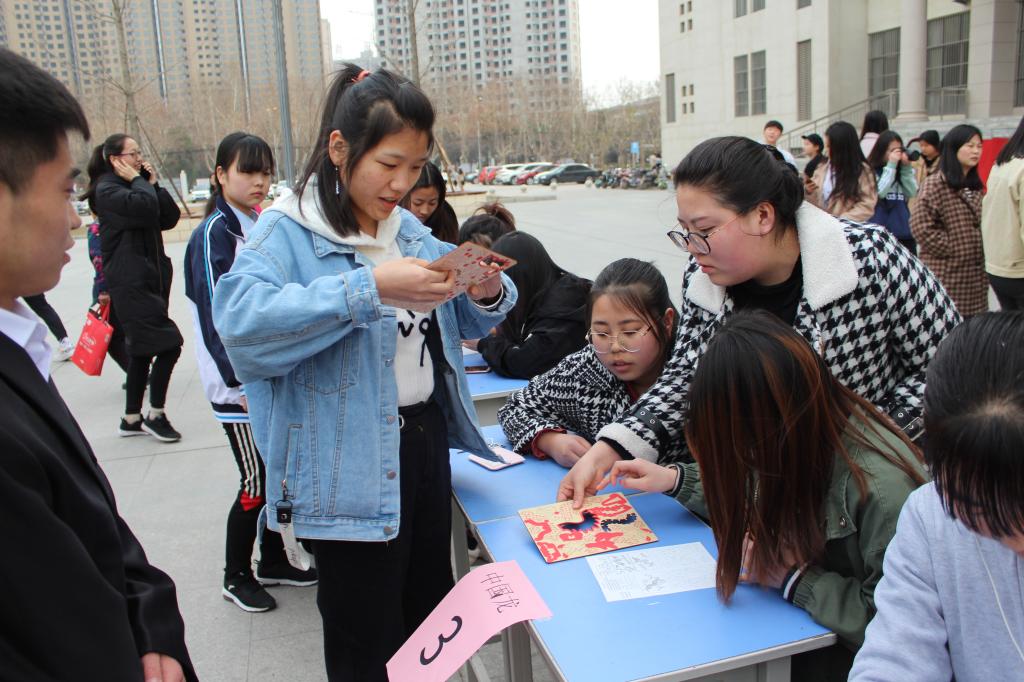 同学们正在完成中国龙拼图