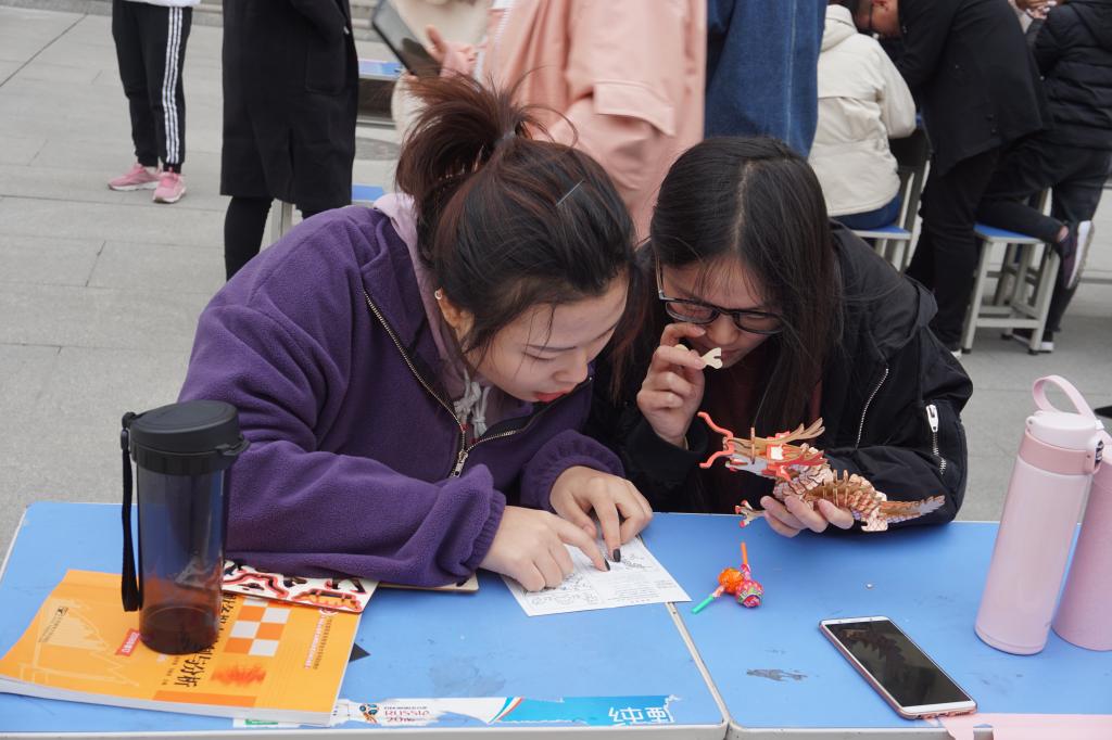 同学们正在完成中国龙拼图
