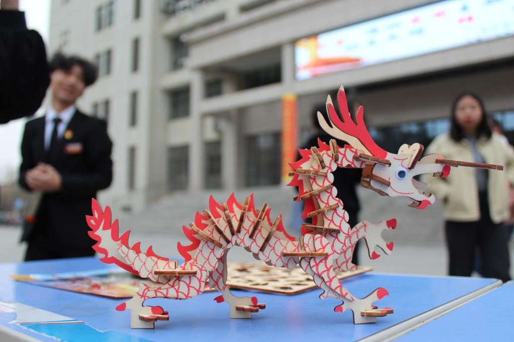 同学们正在完成中国龙拼图