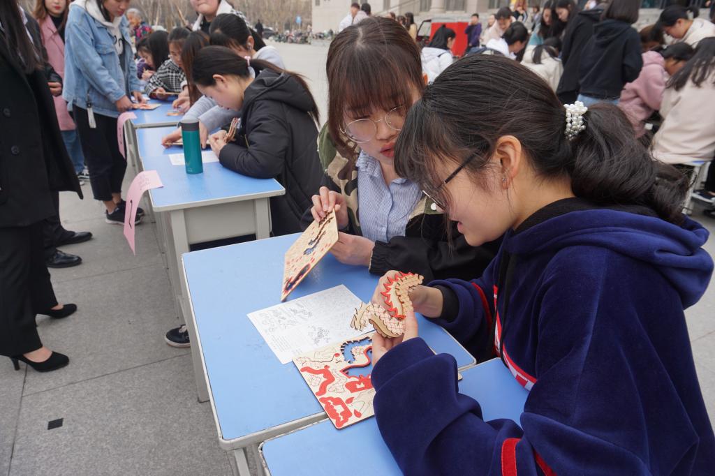 同学们正在完成中国龙拼图