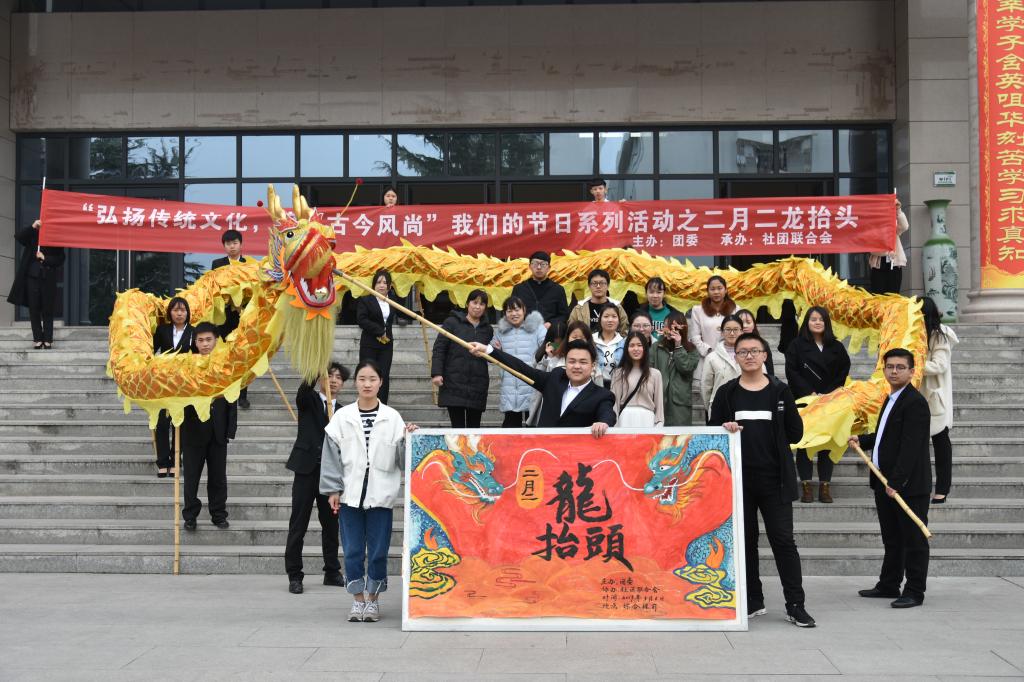 工作人员与参赛同学们合影留念