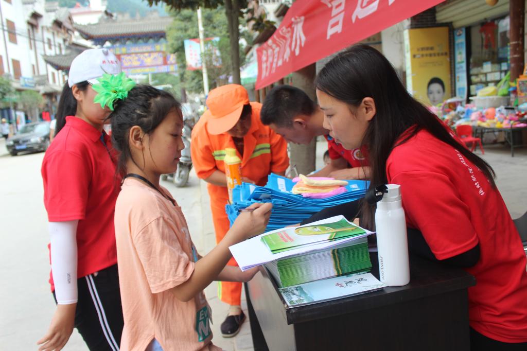 “保护秦岭人人有责”垃圾换礼品小分队在凤凰镇街道开展活动
