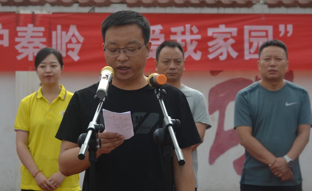 凤凰镇党委副书记兼工会主席张辉主持活动