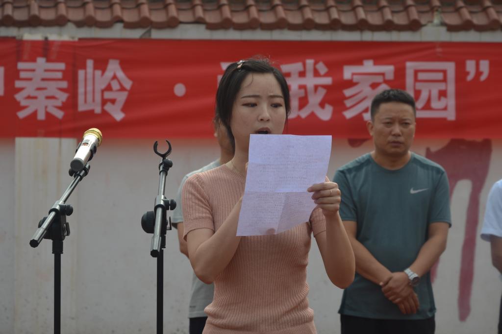 凤凰镇经济发展办公室主任蔡旭旭宣读活动倡议书