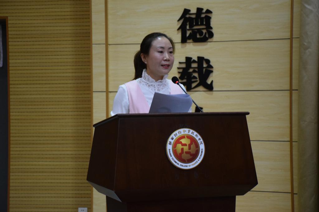 团委书记窦曼娟主持大会并作“三下乡”活动总结