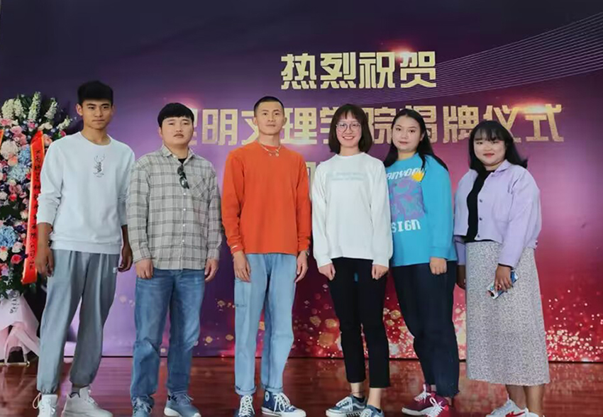 大学时期的郜泽燕(右一)。受访者供图