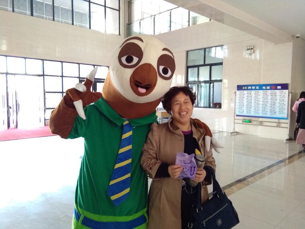 玩偶与教师亲切合影