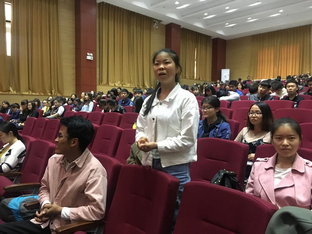 现场同学与主讲人互动交流