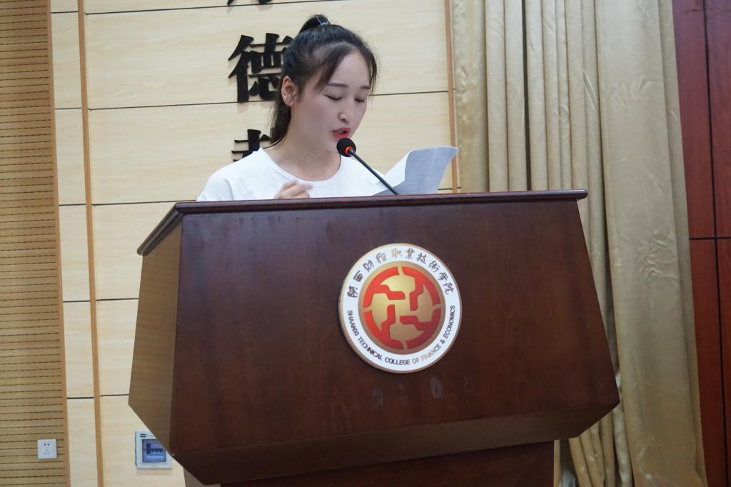 学生代表王彩霞发言
