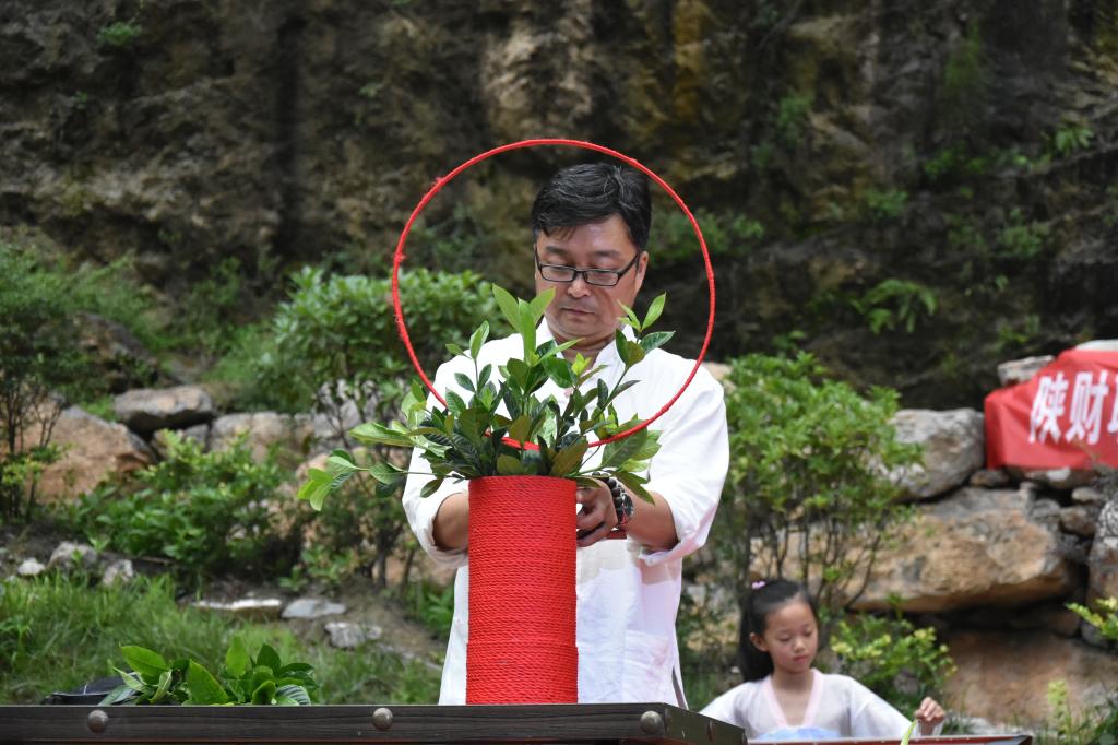 九嵕堂花艺老师宁伟现场表演插花艺术