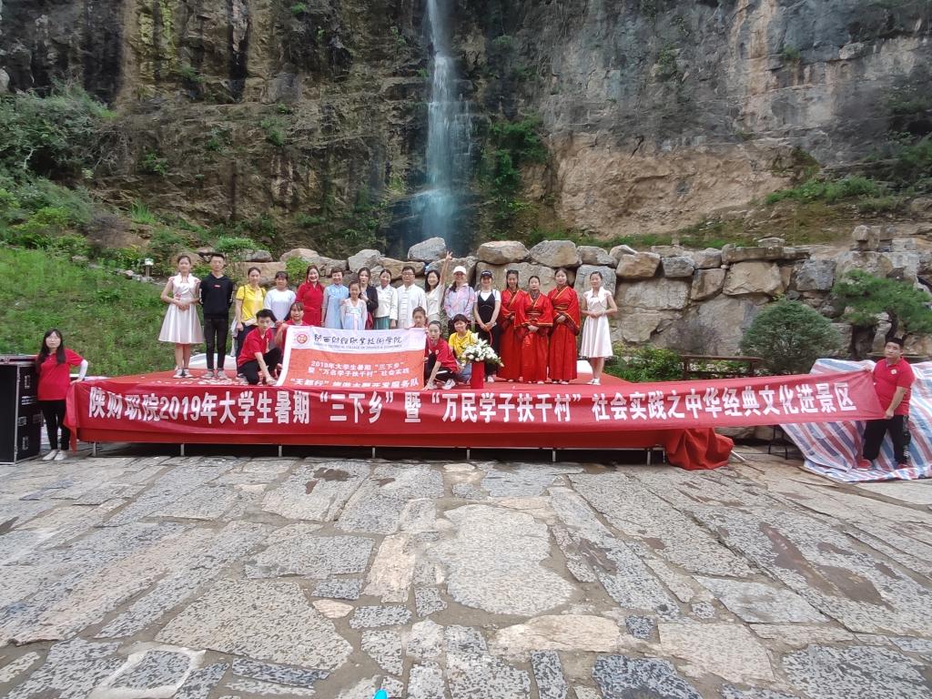 师生志愿者与演出嘉宾合影留念